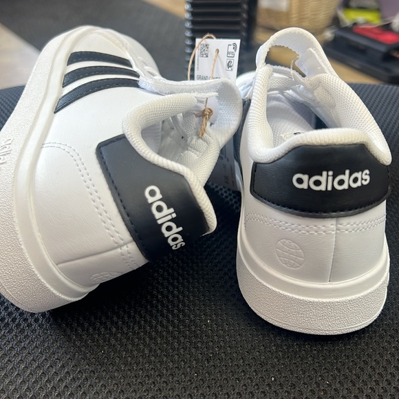 BOYS SNEAKERS! - Picture 3 of 4